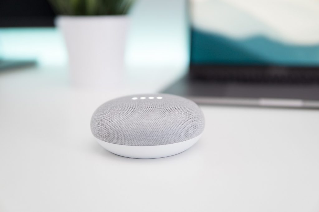 SEO & Turismo Come ottimizzare i siti web per le ricerche vocali di viaggi e esperienze turistiche_google home mini